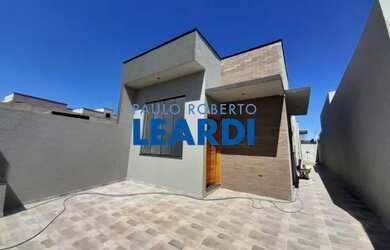 Imagem: A casa possui 3 Dormitórios, 2 Banheiros, 2 Vagas na garagem