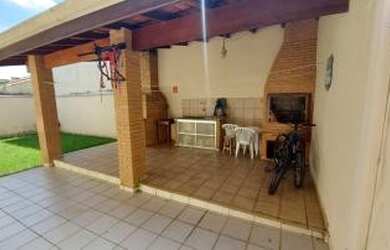 Imagem: A casa em condomínio possui 3 Dormitórios, 2 Banheiros, 2