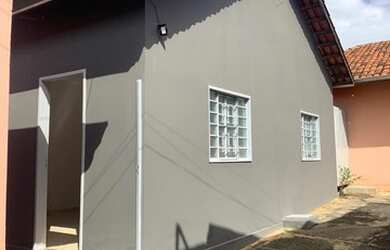 Imagem: A casa possui 2 Dormitórios, 1 Banheiro, 1 Vaga na garagem