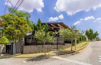 Imagem: A casa possui 5 Dormitórios, 5 Banheiros, 5 Vagas na garagem