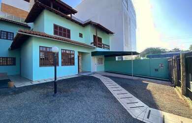 Imagem: A casa possui 3 Dormitórios, 5 Banheiros, 1 Vaga na garagem