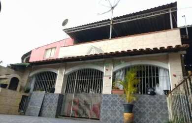 Imagem: A casa possui 4 Dormitórios, 2 Banheiros, 2 Vagas na garagem