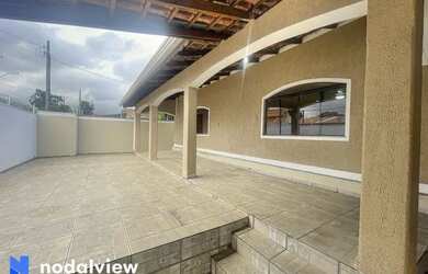 Imagem: A casa possui 4 Dormitórios, 1 Banheiro, 4 Vagas na garagem