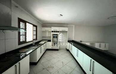 Imagem: A casa possui 3 Dormitórios, 1 Banheiro, 2 Vagas na garagem