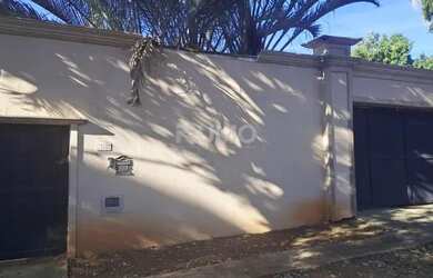 Imagem: A casa possui 3 Dormitórios, 5 Banheiros, 4 Vagas na garagem