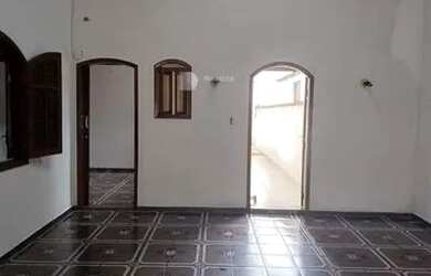 Imagem: A casa possui 3 Dormitórios, 2 Banheiros, 5 Vagas na garagem