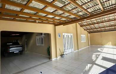 Imagem: A casa possui 4 Dormitórios, 5 Vagas na garagem, 502m² de