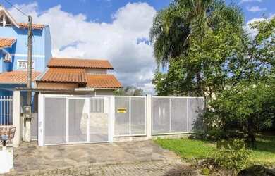 Imagem: A casa possui 3 Dormitórios, 2 Banheiros, 2 Vagas na garagem