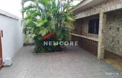 Imagem: A casa possui 3 Dormitórios, 3 Banheiros, 4 Vagas na garagem