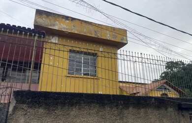 Imagem: A casa possui 4 Dormitórios, 1 Banheiro, 1 Vaga na garagem