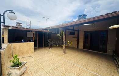 Imagem: A casa possui 4 Dormitórios, 3 Banheiros, 1 Vaga na garagem