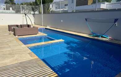 Imagem: A casa possui 5 Dormitórios, 5 Banheiros, 4 Vagas na garagem