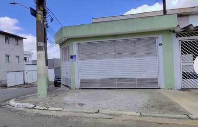 Imagem: A casa possui 3 Dormitórios, 3 Banheiros, 4 Vagas na garagem