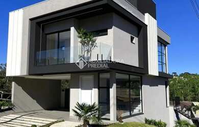 Imagem: A casa em condomínio possui 3 Dormitórios, 4 Banheiros e 293m²