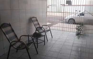 Imagem: A casa possui 2 Dormitórios, 1 Banheiro, 1 Vaga na garagem