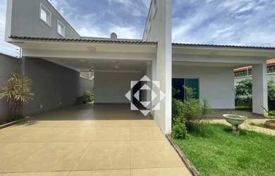 Imagem: A casa possui 3 Dormitórios, 3 Banheiros, 4 Vagas na garagem