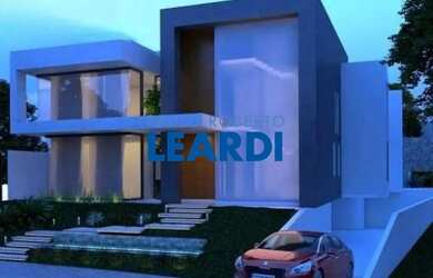 Imagem: A casa em condomínio possui 5 Dormitórios, 5 Banheiros, 5