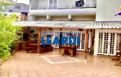 Imagem: A casa possui 5 Dormitórios, 5 Banheiros, 4 Vagas na garagem