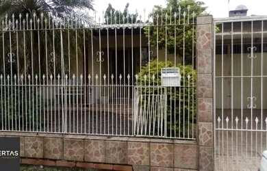 Imagem: A casa possui 4 Dormitórios, 2 Banheiros, 2 Vagas na garagem