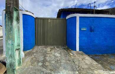 Imagem: A casa possui 4 Dormitórios, 2 Banheiros e 2 Vagas na garagem