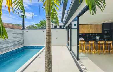 Imagem: A casa em condomínio possui 4 Dormitórios, 5 Banheiros, 2