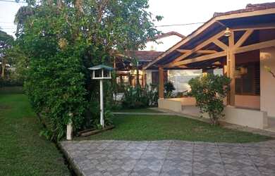 Imagem: A casa possui 4 Dormitórios, Acomodam 12 pessoas, 4 Vagas na