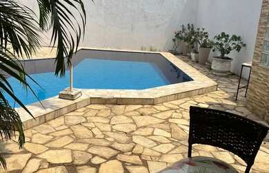 Imagem: A casa possui 4 Dormitórios, 4 Banheiros, 4 Vagas na garagem