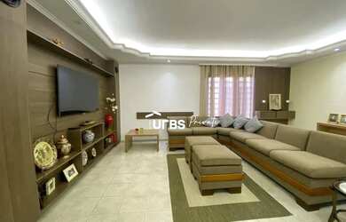 Imagem: A casa possui 5 Dormitórios, 2 Banheiros, 5 Vagas na garagem