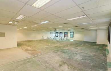 Imagem: O depósito possui 5 Vagas na garagem, 322m² de Área e está