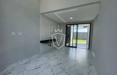 Imagem: A casa possui 3 Dormitórios, 2 Banheiros, 2 Vagas na garagem