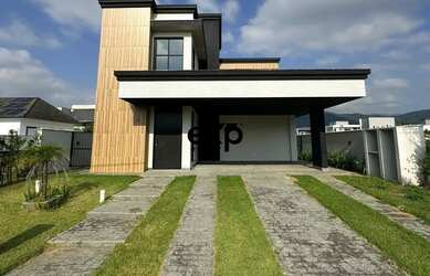 Imagem: A casa em condomínio possui 4 Dormitórios, 5 Banheiros, 4