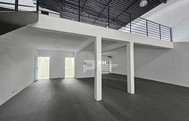 Imagem: O depósito possui 3 Vagas na garagem, 400m² de Área e está