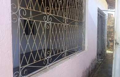 Imagem: A casa possui 2 Dormitórios, 1 Banheiro, 1 Vaga na garagem