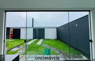 Imagem: A casa possui 3 Dormitórios, 1 Banheiro, 2 Vagas na garagem