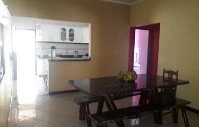 Imagem: A casa possui 3 Dormitórios, 3 Vagas na garagem, 200m² de