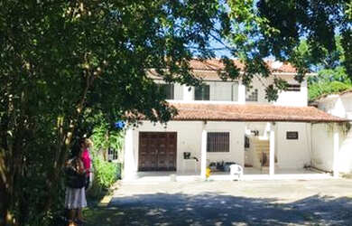 Imagem: A casa possui 2 Dormitórios, 2 Banheiros, 2 Vagas na garagem