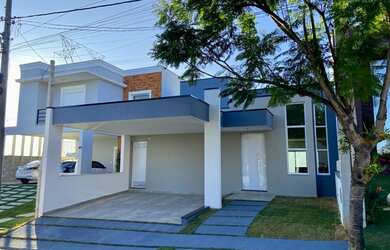 Imagem: A casa possui 3 Dormitórios, 1 Banheiro, 2 Vagas na garagem