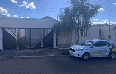 Imagem: A casa possui 3 Dormitórios, 2 Banheiros, 2 Vagas na garagem