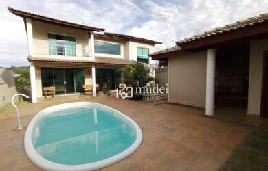 Imagem: A casa em condomínio possui 4 Dormitórios, 5 Banheiros, 2