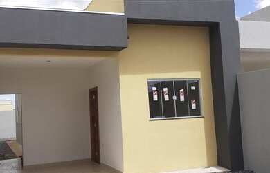 Imagem: A casa possui 3 Dormitórios, 2 Banheiros, 2 Vagas na garagem