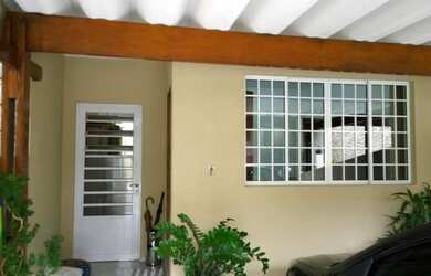 Imagem: A casa possui 3 Dormitórios, 2 Banheiros, 2 Vagas na garagem