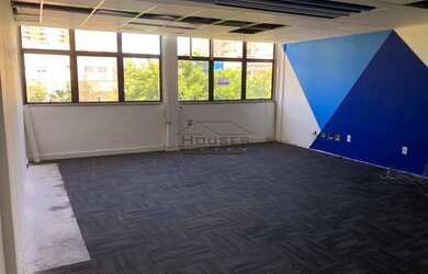 Imagem: O depósito possui 1 Vaga na garagem, 200m² de Área e está