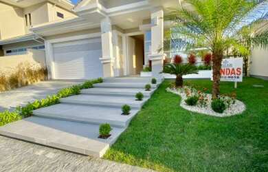 Imagem: A casa possui 3 Dormitórios, 2 Banheiros, 2 Vagas na garagem