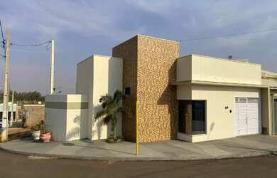 Imagem: A casa possui 1 Dormitório, 1 Banheiro, 1 Vaga na garagem