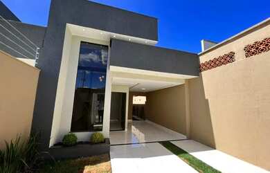 Imagem: A casa possui 3 Dormitórios, 3 Banheiros, 2 Vagas na garagem