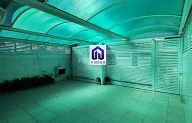 Imagem: A casa possui 3 Dormitórios, 1 Banheiro, 2 Vagas na garagem