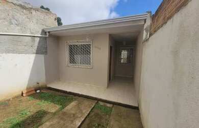 Imagem: A casa possui 3 Dormitórios, 1 Banheiro, 2 Vagas na garagem