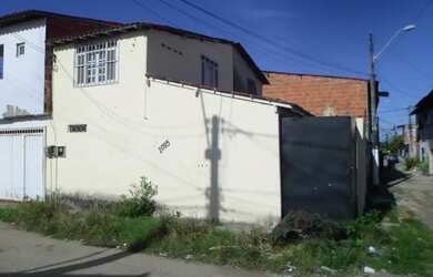 Imagem: A casa possui 2 Dormitórios, 1 Banheiro, 1 Vaga na garagem