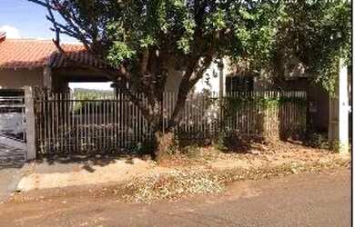 Imagem: A casa possui 2 Dormitórios, 1 Banheiro, 2 Vagas na garagem