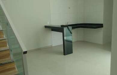 Imagem: A casa possui 2 Dormitórios, 2 Banheiros, 2 Vagas na garagem